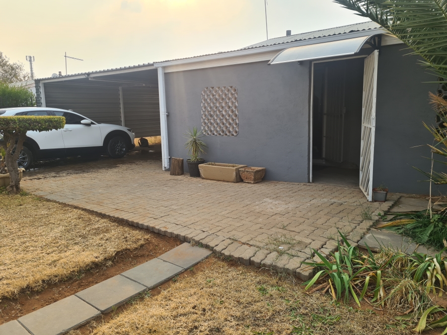 2 Bedroom Property for Sale in Roodepan Northern Cape